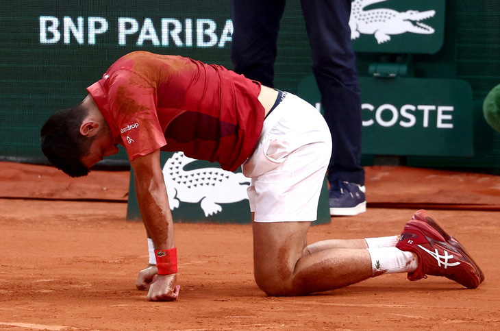 Djokovic nhiều lần tỏ ra bị đau trong trận đấu rạng sáng 4-6- Ảnh: REUTERS