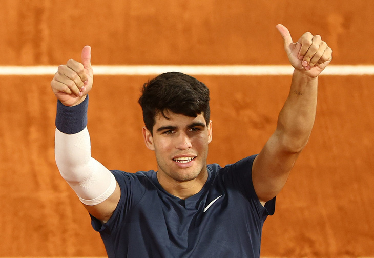 Alcaraz sẽ chạm trán Sinner ở bán kết Roland Garros - Ảnh: REUTERS