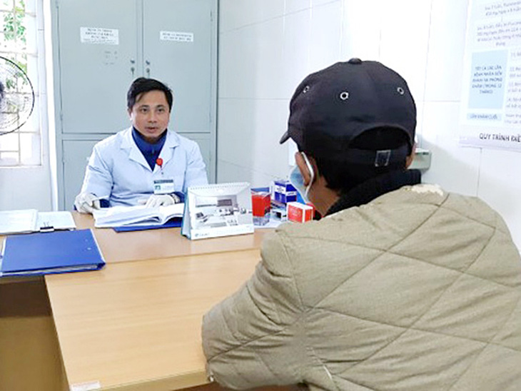 Tư vấn cho người nhiễm HIV tại Trung tâm Phòng, chống HIV/AIDS tỉnh Thanh Hóa - Ảnh: BVCC