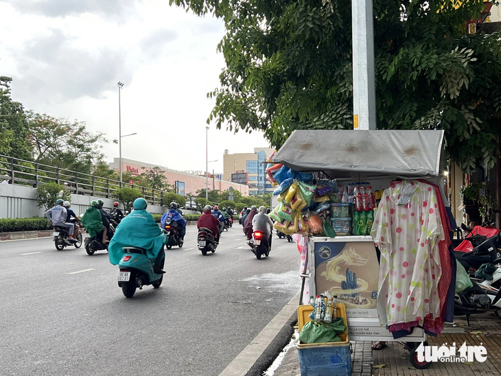 Áo mưa là vật dụng ưu tiên hàng đầu cần chuẩn bị và mang bên mình trong mùa mưa - Ảnh: TRIỆU VÂN