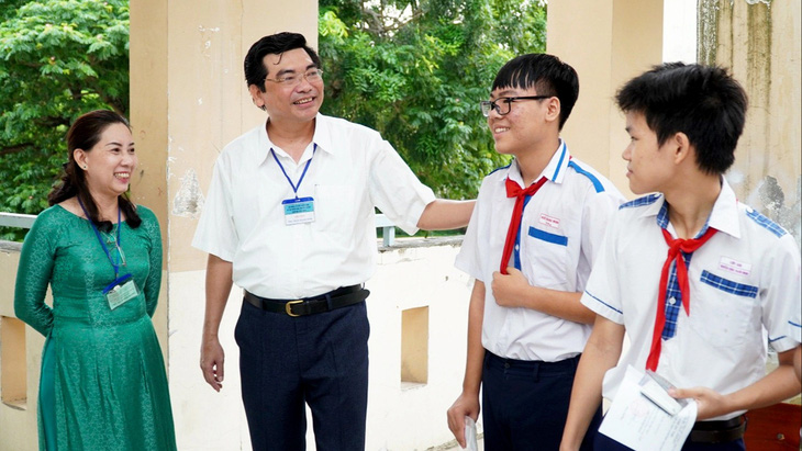 Ông Trần Thanh Bình, giám đốc Sở GD-ĐT Cần Thơ, động viên thí sinh tại điểm thi Trường THPT Bùi Hữu Nghĩa (quận Bình Thủy, TP Cần Thơ) - Ảnh: THÁI LŨY
