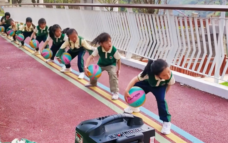 Những cô bé học sinh tập bóng rổ cưng xỉu