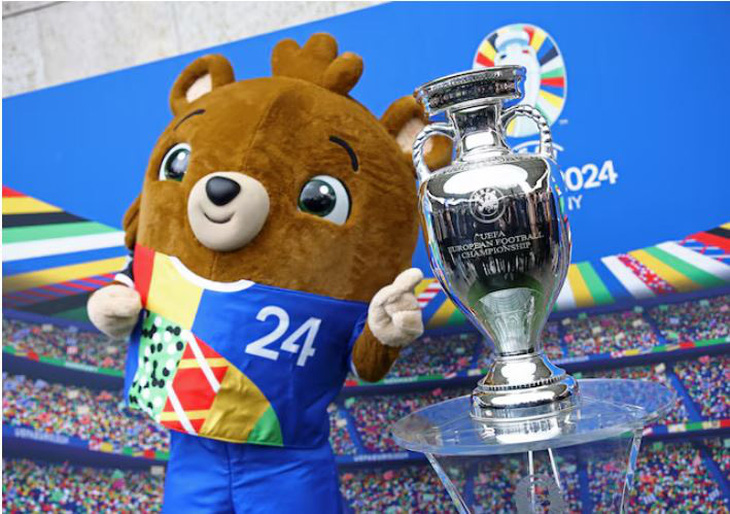 Linh vật Euro 2024 Albart tạo dáng với chiếc cúp vô địch châu Âu - Ảnh: Reuters