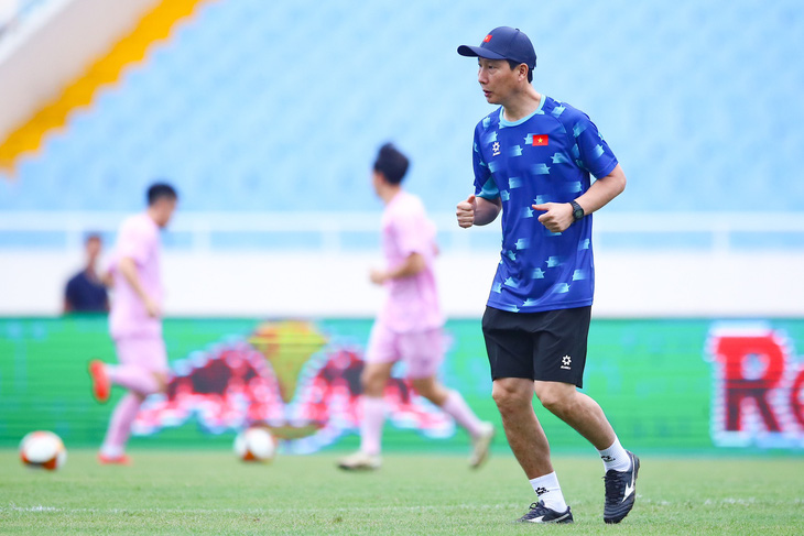 HLV Kim Sang Sik và ban huấn luyện sẽ chốt danh sách 23 cầu thủ đội tuyển Việt Nam tham dự trận đấu với Philippines - Ảnh: MINH ĐỨC