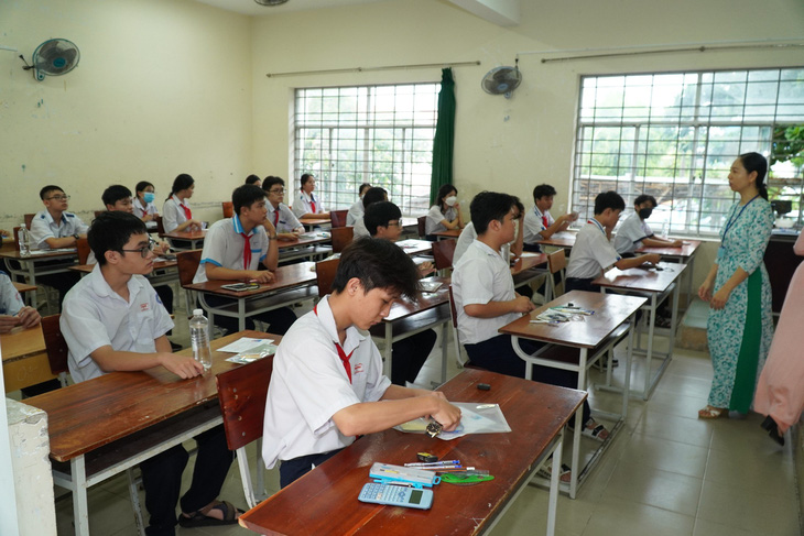 Giáo viên sinh hoạt đầu buổi thi môn toán tại hội đồng thi Trường THPT Bùi Hữu Nghĩa (quận Bình Thủy, TP Cần Thơ) - Ảnh: T.LŨY