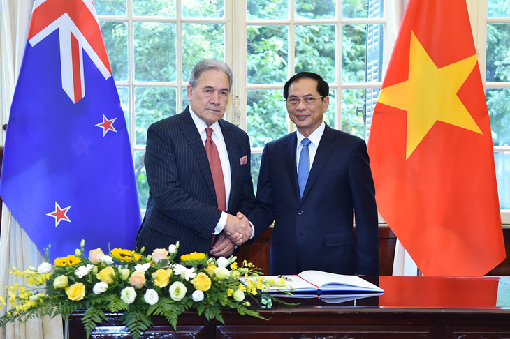 Bộ trưởng Ngoại giao Bùi Thanh Sơn đón Phó thủ tướng, Ngoại trưởng New Zealand Winston Peters - Ảnh: Bộ Ngoại giao cung cấp