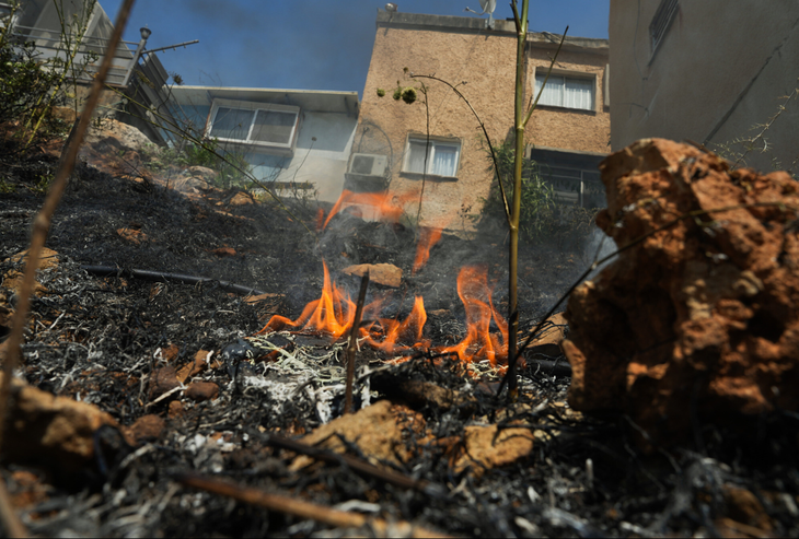 Phần còn lại của đám cháy lớn do tên lửa bắn từ Lebanon tại thị trấn Kiryat Shmona, phía bắc Israel, ngày 4-6 - Ảnh: AYAL MARGOLIN/FLASH90