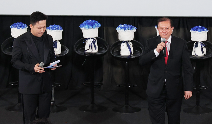Ông Tạ Quang Đông (phải) - thứ trưởng Bộ Văn hóa, Thể thao và Du lịch - phát biểu trong buổi ra mắt - Ảnh: BTC