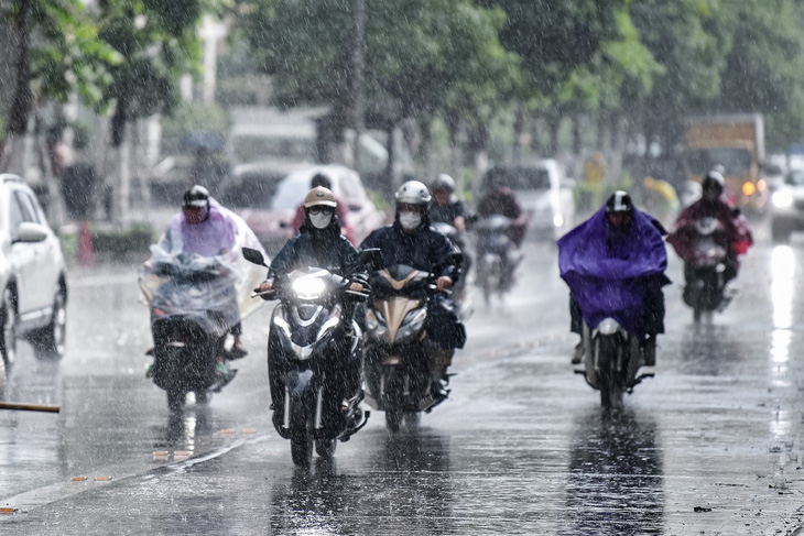 Sáng 5-6, tại Hà Nội trời mưa to kèm theo sấm sét - Ảnh: NAM TRẦN