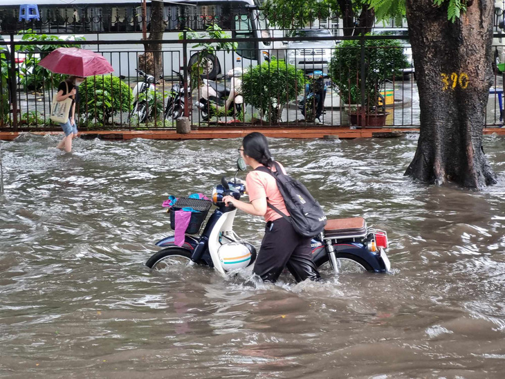 Tuyến đường Hoàng Quốc Việt (Cầu Giấy) ngập sâu, nhiều xe chết máy - Ảnh: PHẠM TUẤN