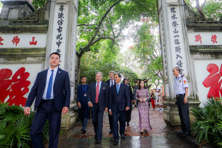 Việt Nam và New Zealand thiết lập quan hệ ngoại giao ngày 19-6-1975, thiết lập quan hệ Đối tác toàn diện (9-2009), nâng cấp quan hệ lên Đối tác chiến lược (7-2020). Hai nước duy trì trao đổi đoàn cấp cao và các cấp. Sau đại dịch, hai nước nối lại các chuyến thăm cấp cao, tiêu biểu có cựu Thủ tướng Jacinda Ardern thăm chính thức Việt Nam (11-2022); Chủ tịch Quốc hội (12-2022) và Thủ tướng Chính phủ thăm chính thức New Zealand (3-2024) - Ảnh: NGUYỄN KHÁNH