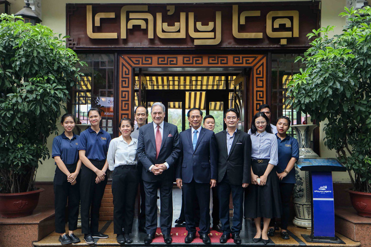 Phó thủ tướng, Ngoại trưởng New Zealand dạo bộ cầu Thê Húc, thưởng thức cà phê Việt Nam- Ảnh 7.