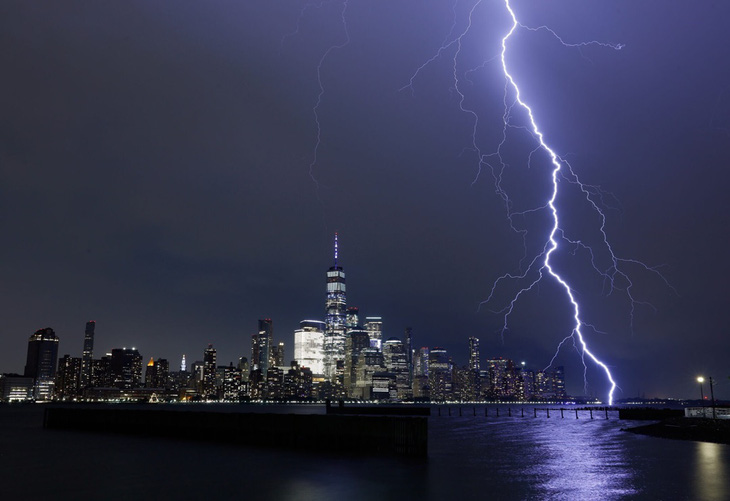 Sét đánh xuống thành phố New York, Mỹ - Ảnh: Getty Images
