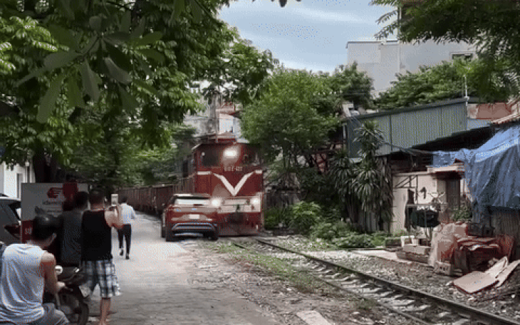 Ô tô đậu sát đường sắt bị tàu hỏa tông biến dạng, tài xế lao tới cứu xe bất thành