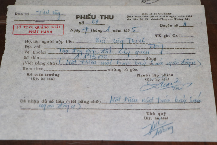 Phiếu thu tiền ông Bùi Công Thịnh nộp năm 1995 vẫn được gia đình giữ - Ảnh: T.M.