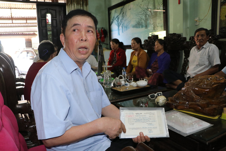 Ông Nguyễn Thanh Tùng với những phiếu thu tiền mua đất của xã, sau 30 năm vẫn chưa thấy đất - Ảnh: T.M.