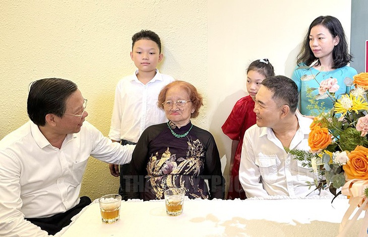 Chủ tịch UBND TP Phan Văn Mãi thăm hỏi sức khỏe cụ Võ Chánh Minh - Ảnh: THÀNH ỦY TP.HCM