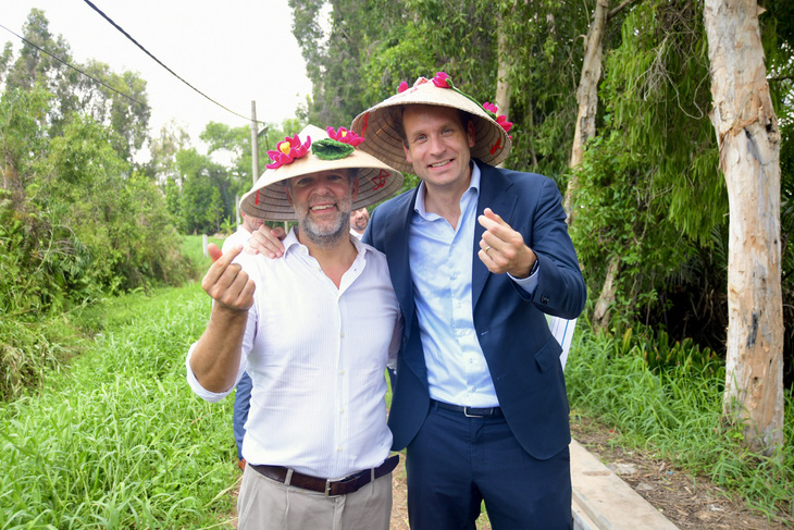 Tổng lãnh sự Hà Lan tại TP.HCM Daniel Stork (trái)  cho biết Hà Lan có các quỹ đầu tư quốc tế và các quỹ quản lý khí hậu sẵn sàng hợp tác với đầu tư công và tư nhân của Việt Nam cho các vấn đề liên quan - Ảnh: QUANG ĐỊNH