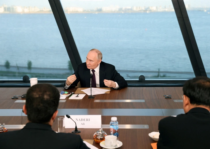 Tổng thống Putin tham gia cuộc gặp với các nhà báo của các hãng thông tấn quốc tế tại trung tâm Lakhta, thành phố Saint Petersburg ngày 5-6 - Ảnh: REUTERS  