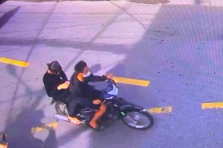 Camera ghi lại hình ảnh hai nghi phạm cướp giật tài sản 