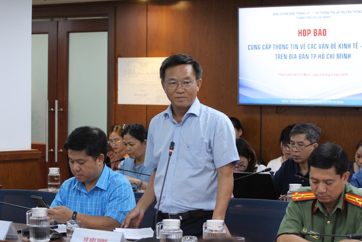 Sở Xây dựng TP.HCM: Cây xanh chết khô hàng loạt do... chịu nhiệt kém- Ảnh 1. Ông Lê Văn Tấn - trưởng Phòng công viên cây xanh, Trung tâm Quản lý hạ tầng kỹ thuật (thuộc Sở Xây dựng TP) - Ảnh: THÀNH NHÂN