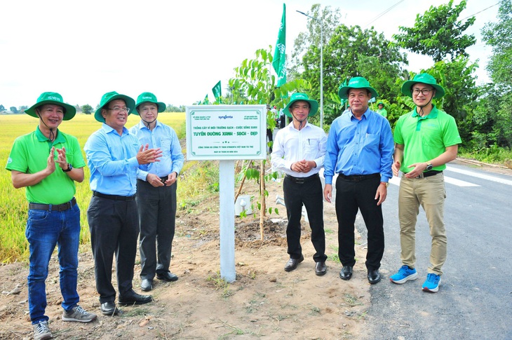 Một “Tuyến đường Xanh-Sạch-Đẹp” của Chương trình đã hoàn thiện tại huyện Vĩnh Thạnh, TP Cần Thơ. Ảnh: THU HÀ Một “Tuyến đường Xanh-Sạch-Đẹp” của Chương trình đã hoàn thiện tại huyện Vĩnh Thạnh, TP Cần Thơ - Ảnh: THU HÀ