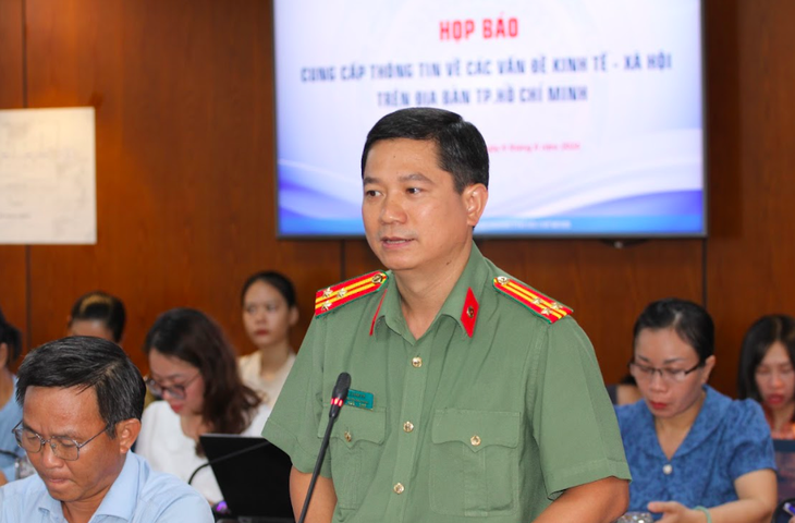 Thượng tá Lê Mạnh Hà - phó Phòng tham mưu Công an TP.HCM, thông tin tại họp báo - Ảnh: T.N.