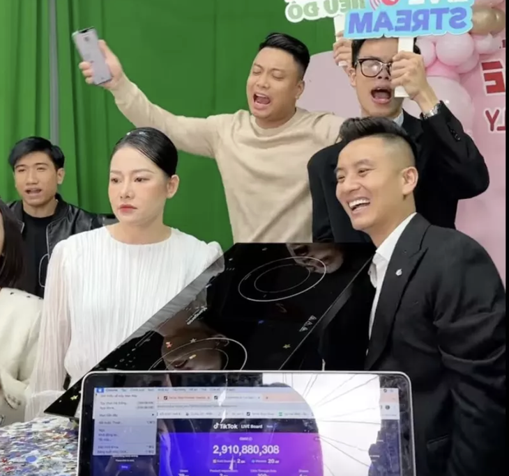 Gia đình Quyền Leo gắn liền với những con số khủng trên sóng livestream. 