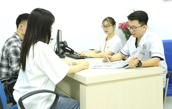 Bác sĩ Nguyễn Thành Trung, trưởng khoa khám bệnh, Bệnh viện Nam học và Hiếm muộn Hà Nội, thăm khám và tư vấn cho bệnh nhân - Ảnh: BVCC