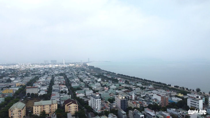 Ven vịnh Đà Nẵng - Ảnh: ĐOÀN CƯỜNG