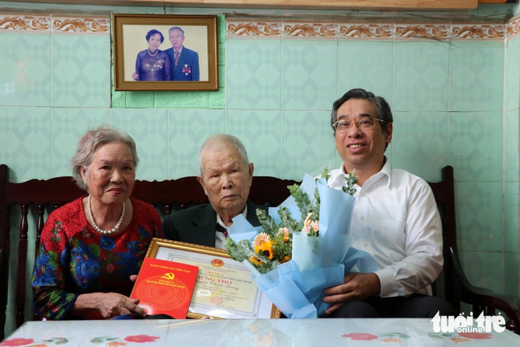 Lãnh đạo Thành ủy kính chúc các cụ luôn sống vui khỏe, trường thọ cùng con cháu - Ảnh: CẨM NƯƠNG