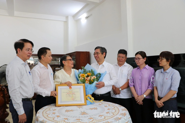 Đoàn lãnh đạo mừng thọ 90 tuổi cụ Nguyễn Thị Bảy - Ảnh: CẨM NƯƠNG 