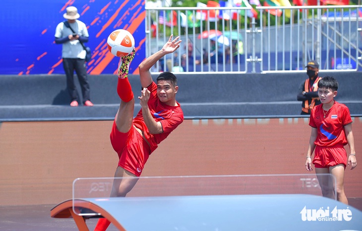 Các cầu thủ teqball Thái Lan biểu diễn rất nhiều kỹ thuật đẹp mắt - Ảnh: LÂM THIÊN