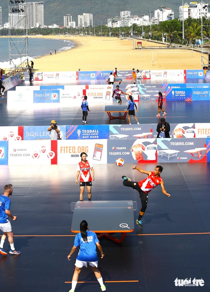 Các trận đấu teqball diễn ra rất hấp dẫn trên bãi biển - Ảnh: LÂM THIÊN