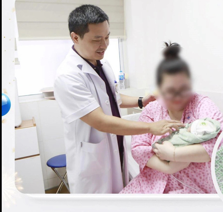 ThS Trương Minh Phương thăm khám cho mẹ con sản phụ - Ảnh: BVCC