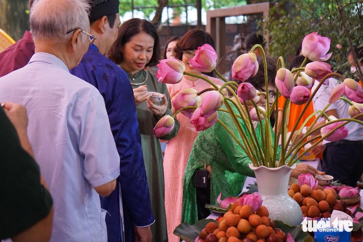 Ăn bánh gio, rượu nếp, hoa quả mùa hè để giết sâu bọ trong ngày Tết Đoan Ngọ ở Hoàng thành Thăng Long - Ảnh: T.ĐIỂU