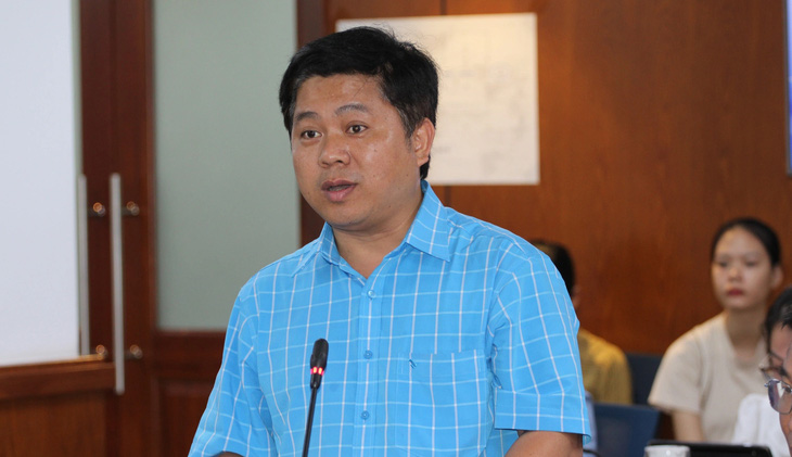 Ông Hồ Tấn Minh, vhánh văn phòng Sở Giáo dục và Đào tạo, thông tin về trường hợp bị đình chỉ thi do mang điện thoại vào phòng thi - Ảnh: T.N.