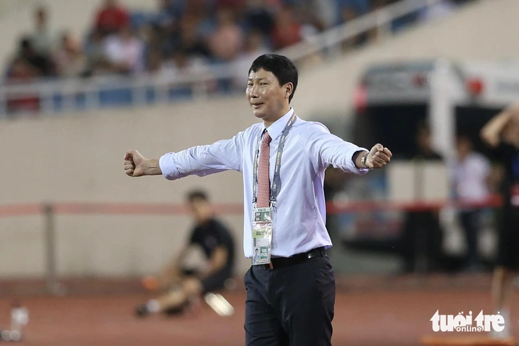 HLV Kim Sang Sik ăn mừng bàn thắng của Tiến Linh - Ảnh: HOÀNG TÙNG