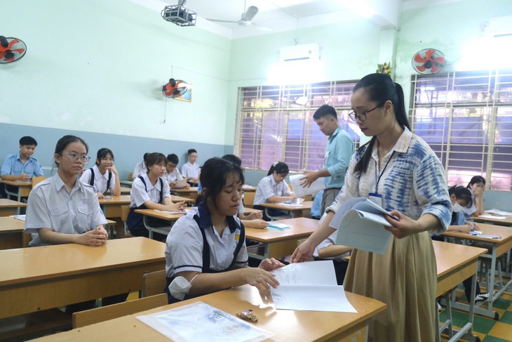 Thí sinh tham dự kỳ thi tuyển sinh 10 tại TP.HCM - Ảnh: NGỌC PHƯỢNG