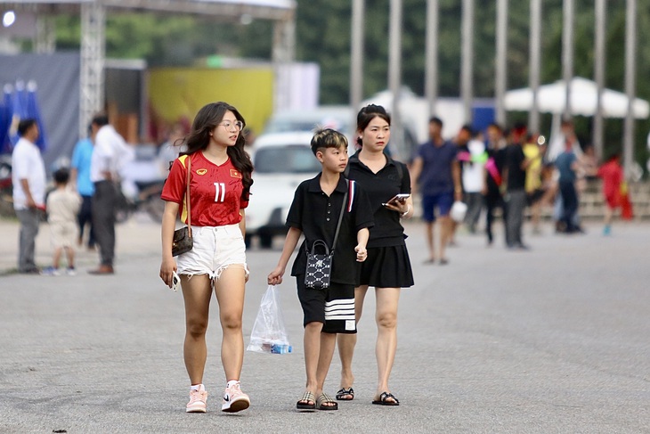 Nhiều cổ động viên Việt Nam tranh thủ vào sân sớm - Ảnh: HOÀNG TÙNG