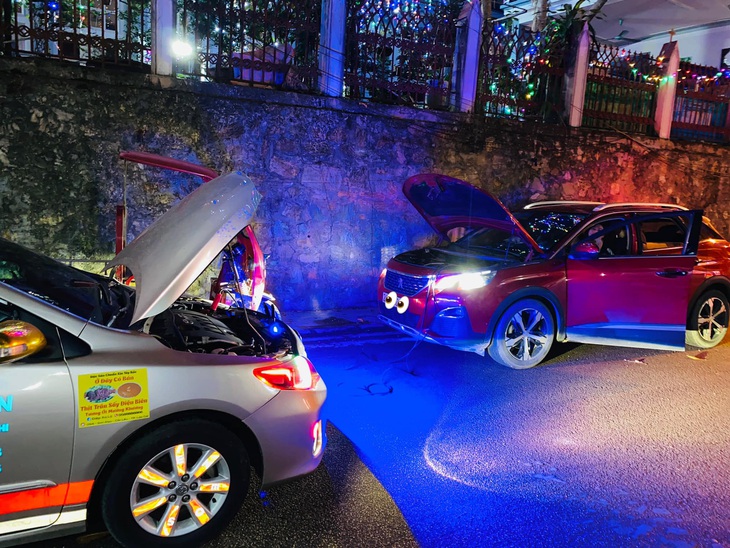 'Điệp Xa Lộ' cứu hộ hàng nghìn ô tô trong 10 năm, quyết không nhận một đồng cảm ơn- Ảnh 2. Việc cứu hộ xe ban đêm khiến cuộc sống gia đình của anh Điệp bị ảnh hưởng - Ảnh: NVCC