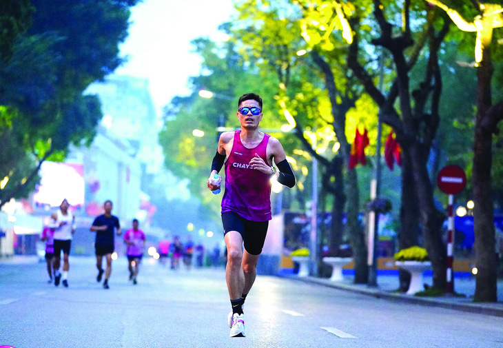 Bác sĩ Đinh Huỳnh Linh tham gia buổi chạy sáng thứ bảy hằng tuần ở hồ Hoàn Kiếm.   Ảnh: Chạy 365