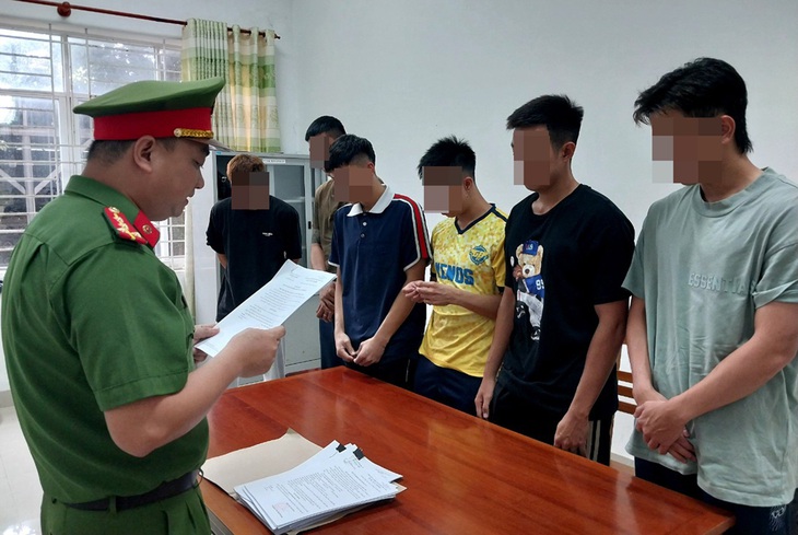 Đọc lệnh bắt tạm giam sáu cầu thủ CLB bóng đá Bà Rịa - Vũng Tàu - Ảnh: CA cung cấp