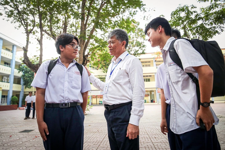 Ông Nguyễn Văn Hiếu - Giám đốc Sở Giáo dục TP.HCM, động viên thí sinh ở điểm thi THPT Nguyễn Khuyến (quận 10) - Ảnh: PHƯƠNG QUYÊN