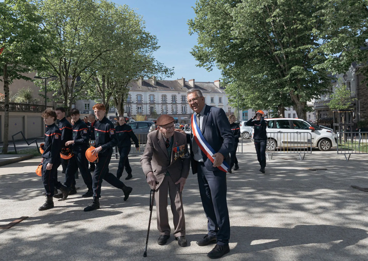 Ông Bergamasco (trái) chụp hình cùng Thị trưởng Patrick Le Diffon của vùng Ploërmel, Pháp tại lễ kỷ niệm ngày chiến thắng của quân Đồng minh ở châu Âu hôm 8-5 - Ảnh: NEW YORK TIMES