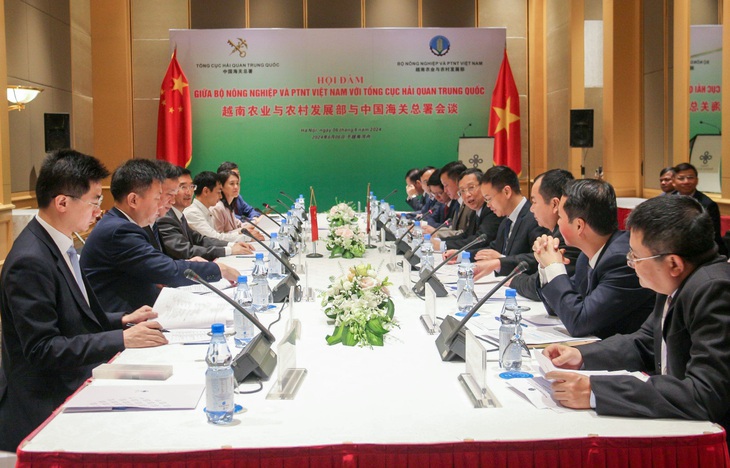Thứ trưởng Bộ Nông nghiệp và Phát triển nông thôn Hoàng Trung hội đàm với Phó tổng cục trưởng, Tổng cục Hải quan Trung Quốc Triệu Tăng Liên - Ảnh: V.GIANG