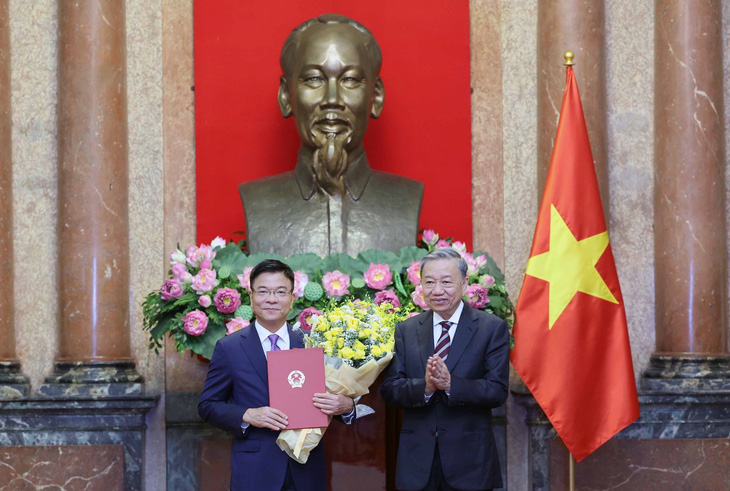 Chủ tịch nước Tô Lâm trao quyết định bổ nhiệm cho Phó thủ tướng Lê Thành Long - Ảnh: TTXVN