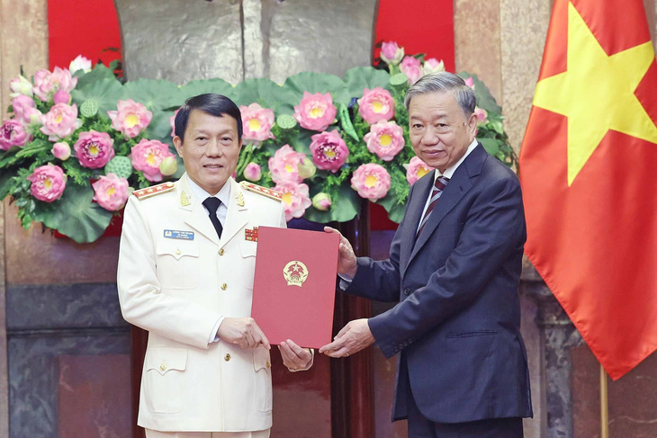 Chủ tịch nước Tô Lâm trao quyết định cho Bộ trưởng Bộ Công an Lương Tam Quang - Ảnh: TTXVN