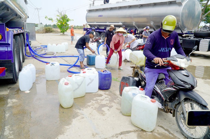 Người dân huyện Gò Công Đông (Tiền Giang) đến các xe chở nước sạch miễn phí cung cấp cho bà con những ngày tháng 4 vừa qua - Ảnh: MẬU TRƯỜNG