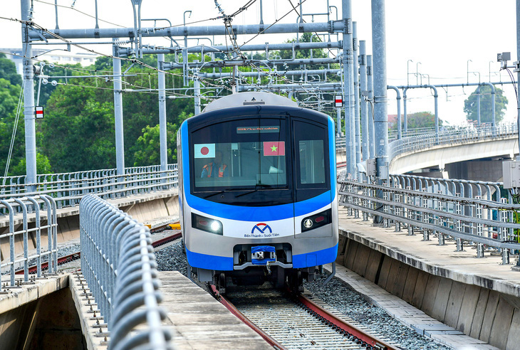Tàu metro số 1 Bến Thành - Suối Tiên chạy thử nghiệm trên đường ray đoạn qua TP Thủ Đức (TP.HCM) - Ảnh: QUANG ĐỊNH